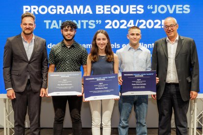 Els representants de la companyia juntament amb els guanyadors de les beques.