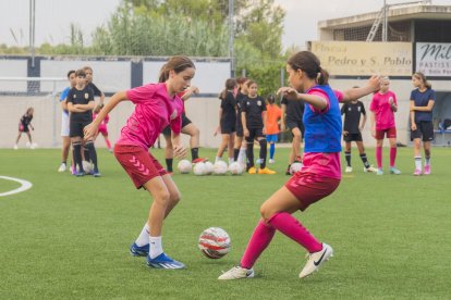 Dos jugadoras del CEF Sant Pere i Sant Pau durante la sesión de entrenamiento del último lunes.