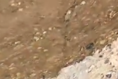 Captura del vídeo en que se ve como empieza a brotar el agua al caudal del Riu Gaià.