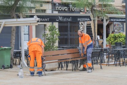 Los trabajadores de la Brigada Municipal han empezado a colocar los bancos esta semana.