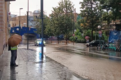 Imatge del pont que connecta el carrer Pere Martell amb el barri del Serrallo inundat.