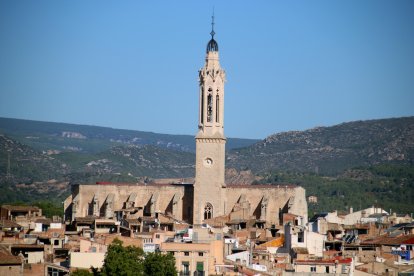 Imatge del campanar de l'església de Sant Joan de Valls, després de la reforma, des dels afores del municipi.