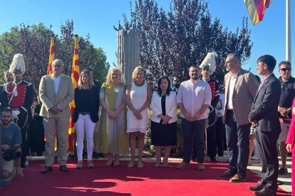 Fotografía de la ofrenda floral de la corporación municipal.