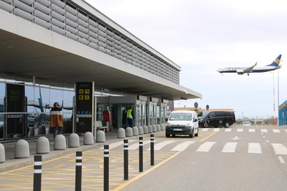 Un avión de Ryanair a punto de aterrizar en el aeropuerto de Reus.