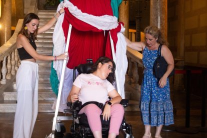 Lucía entrado en la gigante, acompañada de Eva y su madre, Belén Guerrero