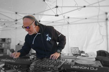 Imagen de Albert Rayo (DJ Rayo) pinchando en una fiesta.