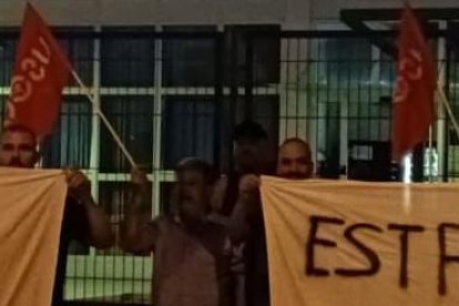 Imagen de una protesta de algunos trabajadores delante de la sede de la empresa por el despido.
