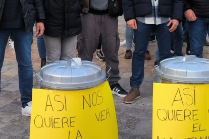 Imagen de archivo de una protesta llevada a cabo en el mes de marzo por parte de la plantilla de Reus Net en la plaza del Mercadal, delante del Ayuntamiento de Reus.