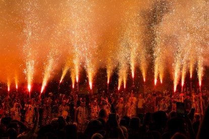 La Baixada dels Diables, la carretillada i l’encesa de la façana del santuari són un dels moments culminants de la Festa Major.