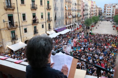 La pregonera de Santa Tecla, Griselda Pastor, durant el seu discurs del balcó de l'Ajuntament de Tarragona