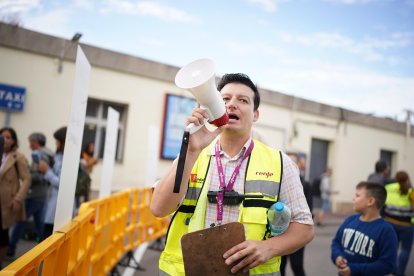 Un informador de Renfe, en la estación de Sant Vicenç de Calders