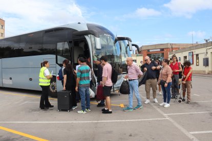 Diversos usuaris agafant un bus a Sant Vicenç de Calders per tornar a Tarragona, Altafulla o Torredembarra.