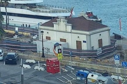 Imagen de varios yates de grandes dimensiones atracados en el Port de Tarragona.