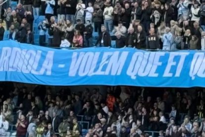 Imatge de les graderies de l'Etihad Stadium de Manchester amb dues estelades.