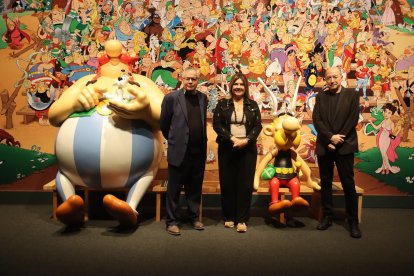 La directora de CaixaForum Tarragona, acompañada del coleccionista Bernard Mahé y del asesor Vicent Sanchís.