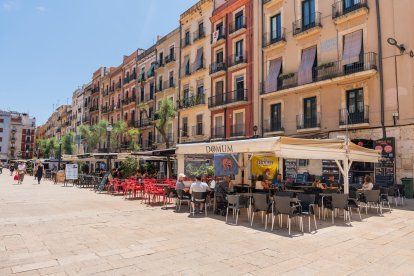 Imagen de archivo de terrazas en la Plaça de la Font.