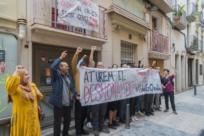 El Sindicat d’Habitatges de Reus va aturar ahir un nou desnonament al carrer de Santa Anna número 15.