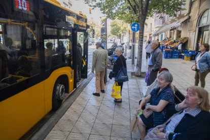 Diversos usuaris pujant a un autobús urbà de la ciutat de Reus, un dels mitjans de transport del qual es vol fomentar l’ús.