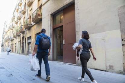 La entrada de un bloque de apartamentos turísticos en la calle de la nave de Tarragona.