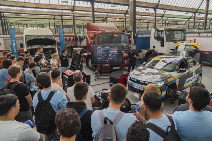 Imatge de la visita del pilot de ral·lis Sergi Pérez a l’institut Pere Martell de Reus.