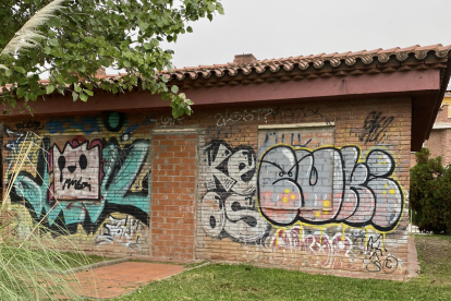 Imatge de la caseta en desús ubicada a una zona verda de la urbanització Tarragona 2.