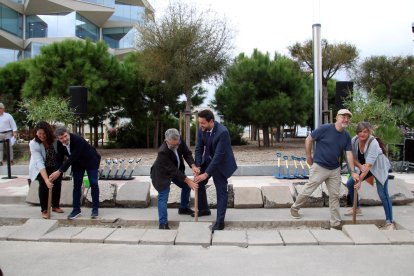 L'alcalde de Tarragona, Rubén Viñuales; i el president del Port, Saül Garreta, aixecant el paviment per plantar els primers arbres del nou parc.