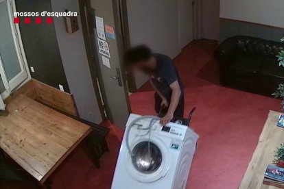 El lladre robant una rentadora.