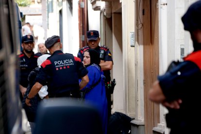 Una familia se desahuciada del piso donde vivía en el centro de Reus.