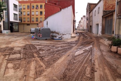 Una de las calles del municipio de Santa Bàrbara, llena de barro, afectado por los fuertes aguaceros.