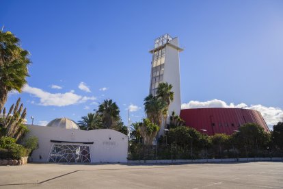 Estat actual de l’entrada i l’edifici de Pacha la Pineda, tancada des del 2019.