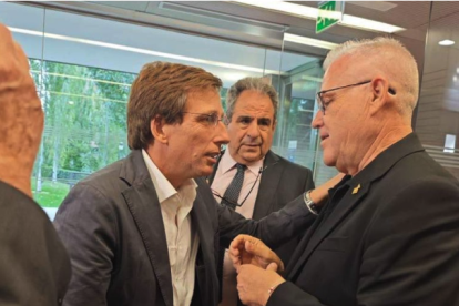 L'alcald e de Madrid, Martínez-Almeida (PP), amb el batlle de Salou, Pere Granados (PSC).