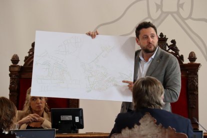 El alcalde de Tarragona enseñando un mapa del estado en el que se encuentra el alcantarillado de la ciudad durante el plenario municipal.