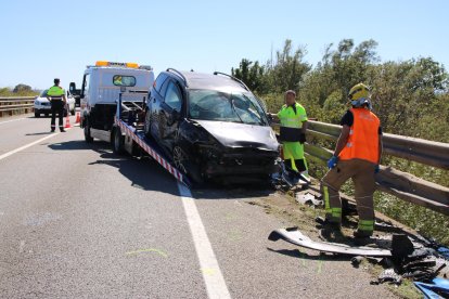 La grua carregant un cotxe implicat en un accident.