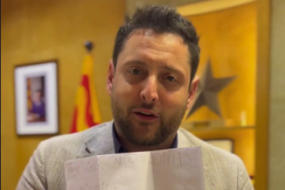 Ruben Viñuales ensenya la carta que li han anviat els alumnes de La Salle de Tarragona.