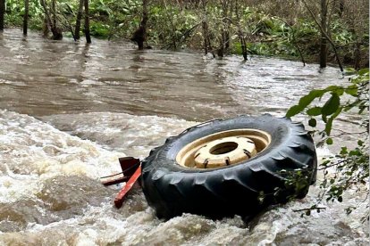 El tractor hundido en el río Segre al término de Prats i Sansor, en la Cerdanya