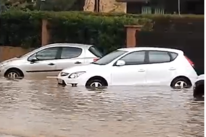 Imatge de dos dels cotxes afectats per les inundacions