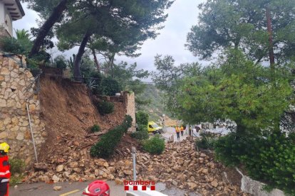 Imagen del muro de una casa en Salou, que ha cedido a causa de las fuertes lluvias