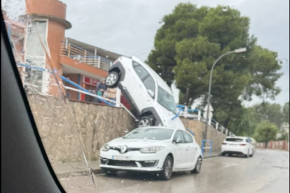 Imatge del cotxe penjant.