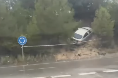 Imagen del coche en la rotonda.