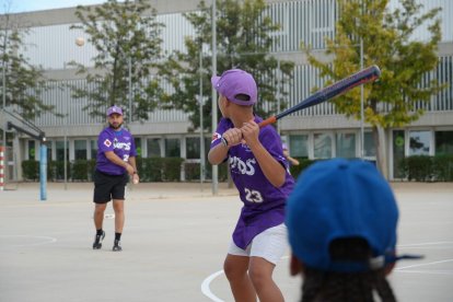 El Club de Beisbol Serps de Reus entrena en l’actualitat a les instal·lacions de l’Institut Escola Pi del Burgar, però anhela jugar a camps de terra per fer el salt a la competició.
