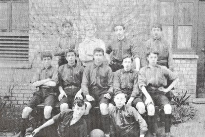Equipo adolescente de fútbol en Reus en el año 1906.
