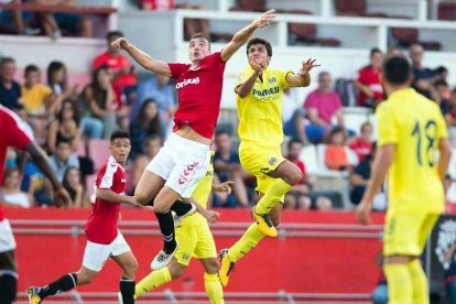 El recientemente nombrado pelota de oro, Rodri Hernández, lucha por una pelota área con Manu Barreiro.
