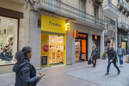 Fotografía del exterior de una tienda de Freshly Cosmetics en la ciudad de Reus.