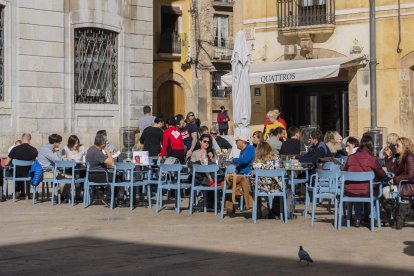 Imatge d'una terrassa a la plaça de la Font de Tarragona