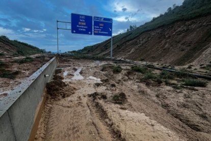 Imagen de la A-27 en Valls, que se encuentra cortada a la circulación.