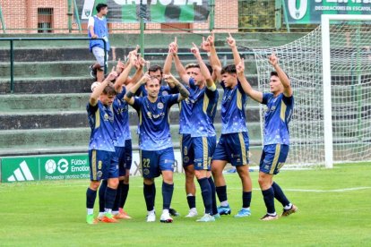 L’exgrana Gorka Santamaría, al centre, celebrant el primer gol de la temporada de l’Unionistas