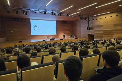 Fotografia de l’acte que van assistir centenars de nens de vuit centres educatius de la ciutat.