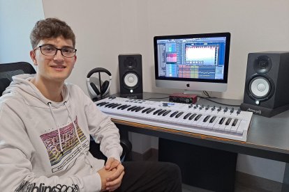 Nil Martorell amb el seu equip de producció musical.