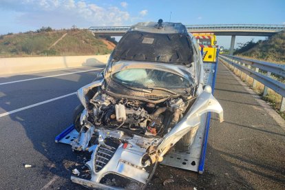 Imatge del cotxe accidentat a l'A-27 a la Pobla de Mafumet per un conductor begut i drogat.