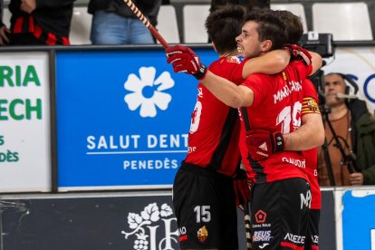 Els jugadors del Reus Deportiu celebrant la victòria.